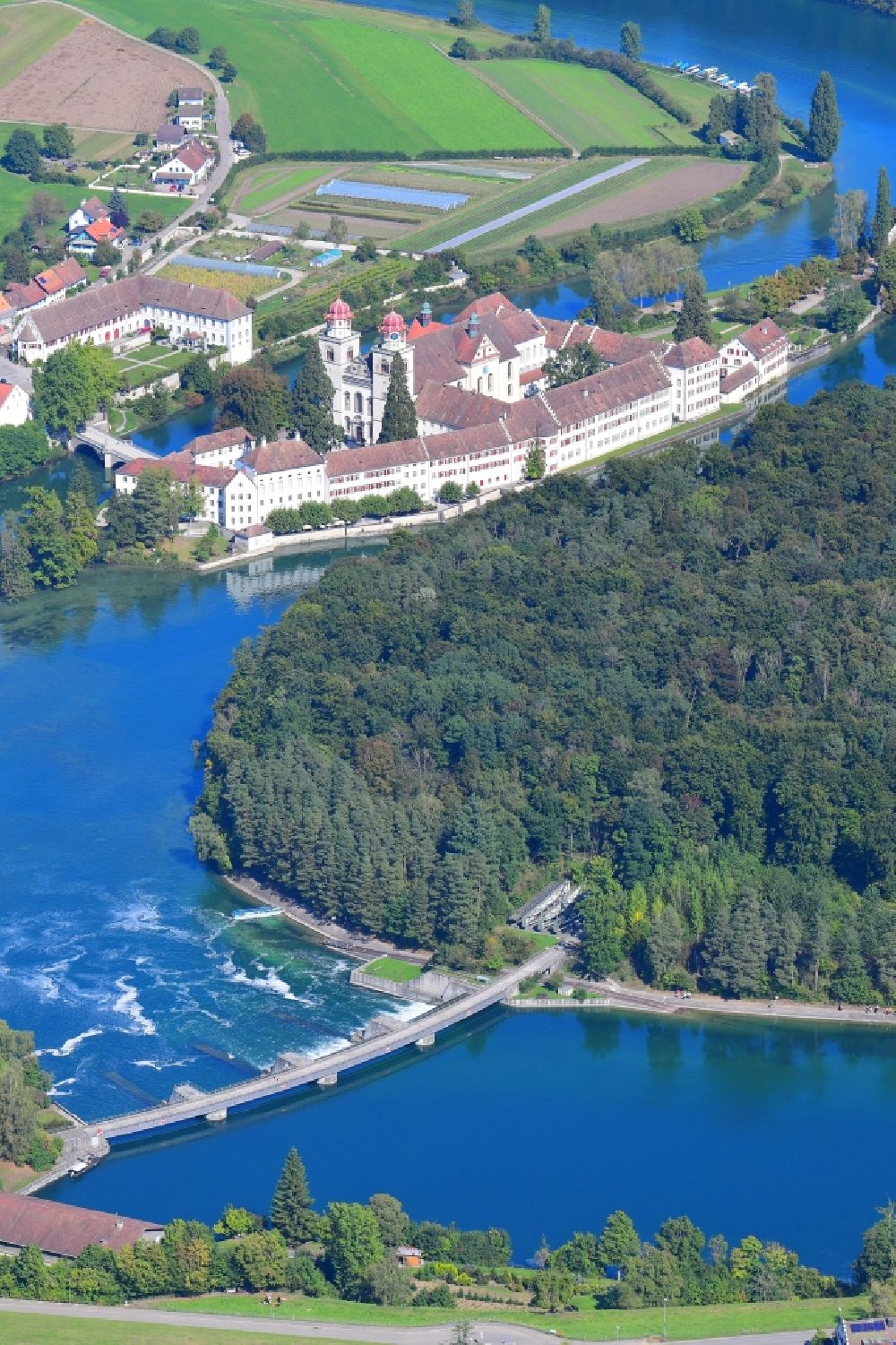 Luftaufnahme Rheinau - Gebäudekomplex des Klosters Rheinau am Rhein in Rheinau im Kanton Zürich, Schweiz