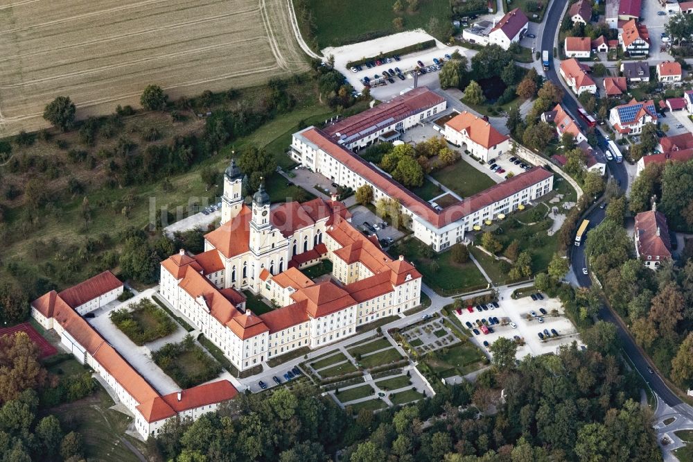 Roggenburg aus der Vogelperspektive: Gebäudekomplex des Klosters in Roggenburg im Bundesland Bayern, Deutschland
