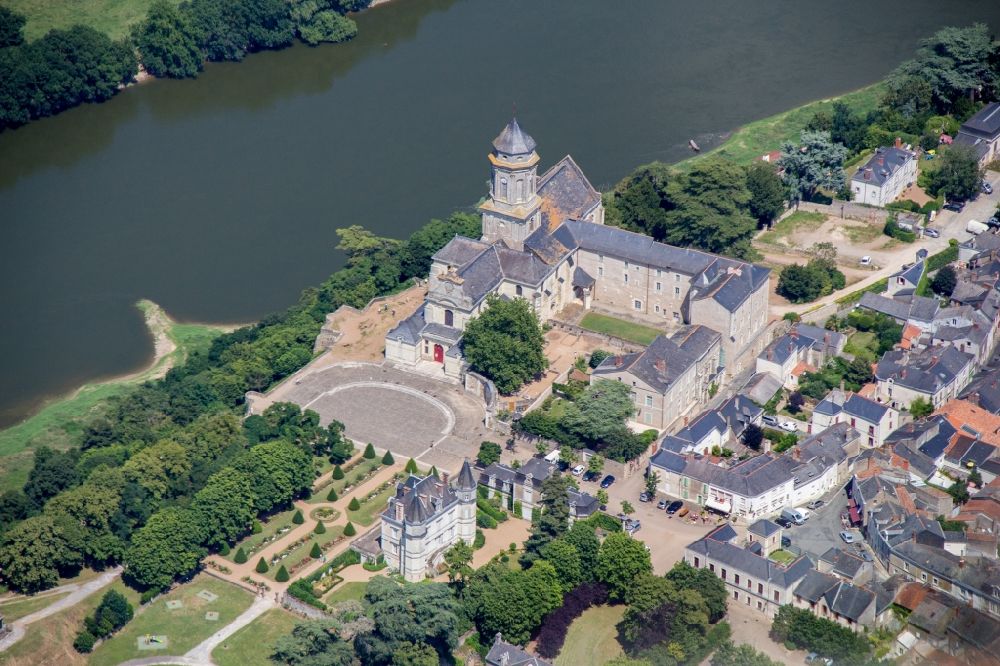 Saint-Florent-le-Vieil aus der Vogelperspektive: Gebäudekomplex des Klosters in Saint-Florent-le-Vieil in Pays de la Loire, Frankreich