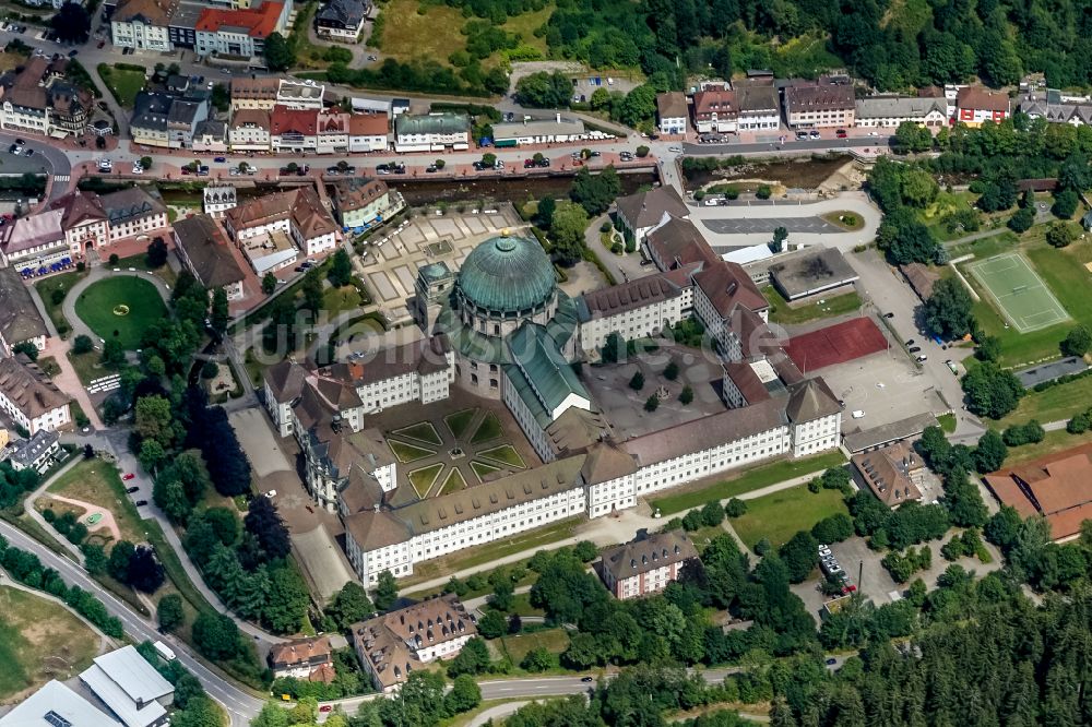 Sankt Blasien von oben - Gebäudekomplex des Klosters in Sankt Blasien im Bundesland Baden-Württemberg, Deutschland