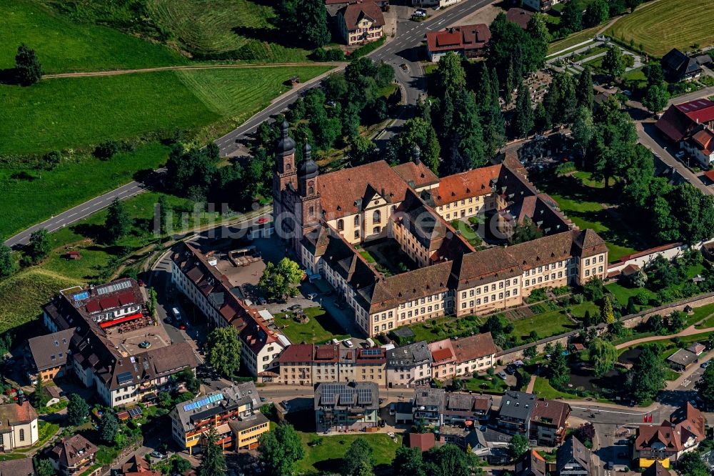 Sankt Peter von oben - Gebäudekomplex des Klosters in Sankt Peter im Bundesland Baden-Württemberg, Deutschland