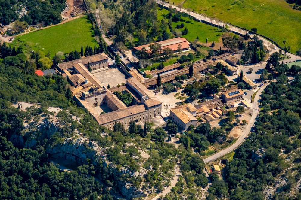 Escorca von oben - Gebäudekomplex des Klosters Santuari de Lluc in Escorca in Balearische Inseln, Spanien