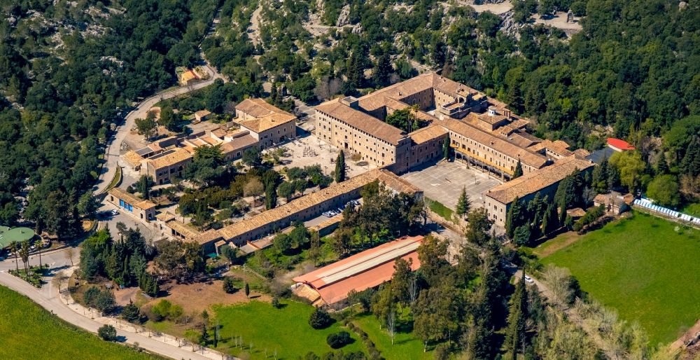 Escorca aus der Vogelperspektive: Gebäudekomplex des Klosters Santuari de Lluc in Escorca in Balearische Inseln, Spanien