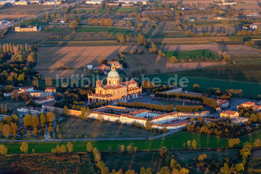 Santuario di Caravaggio aus der Vogelperspektive: Gebäudekomplex des Klosters Santuario di Caravaggio in Caravaggio in der Lombardei -Lombardia, Italien