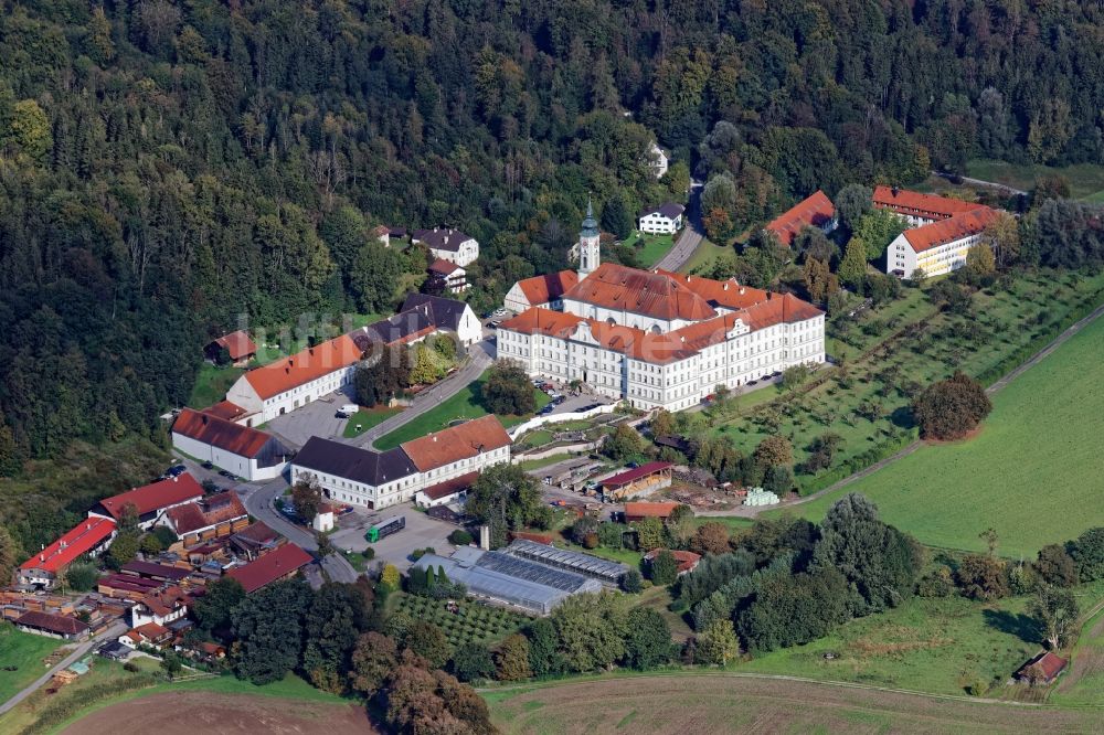Schäftlarn von oben - Gebäudekomplex des Klosters in Schäftlarn im Bundesland Bayern, Deutschland