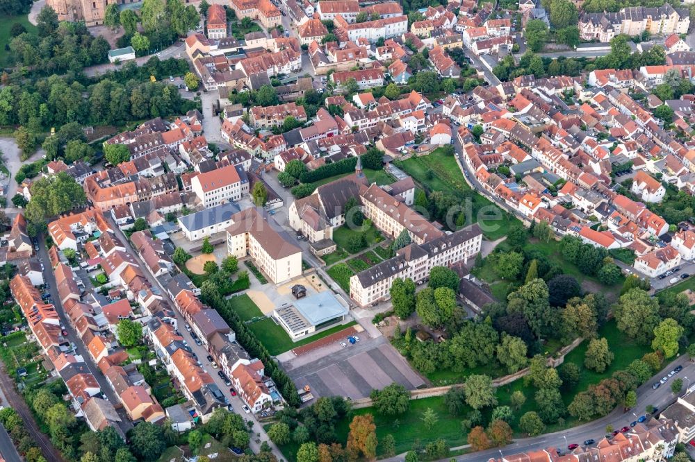 Speyer aus der Vogelperspektive: Gebäudekomplex des Klosters in Speyer im Bundesland Rheinland-Pfalz, Deutschland