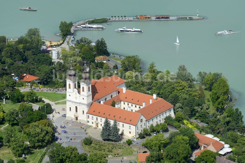 Luftaufnahme Tihany - Gebäudekomplex des Klosters in Tihany in Wesprim, Ungarn
