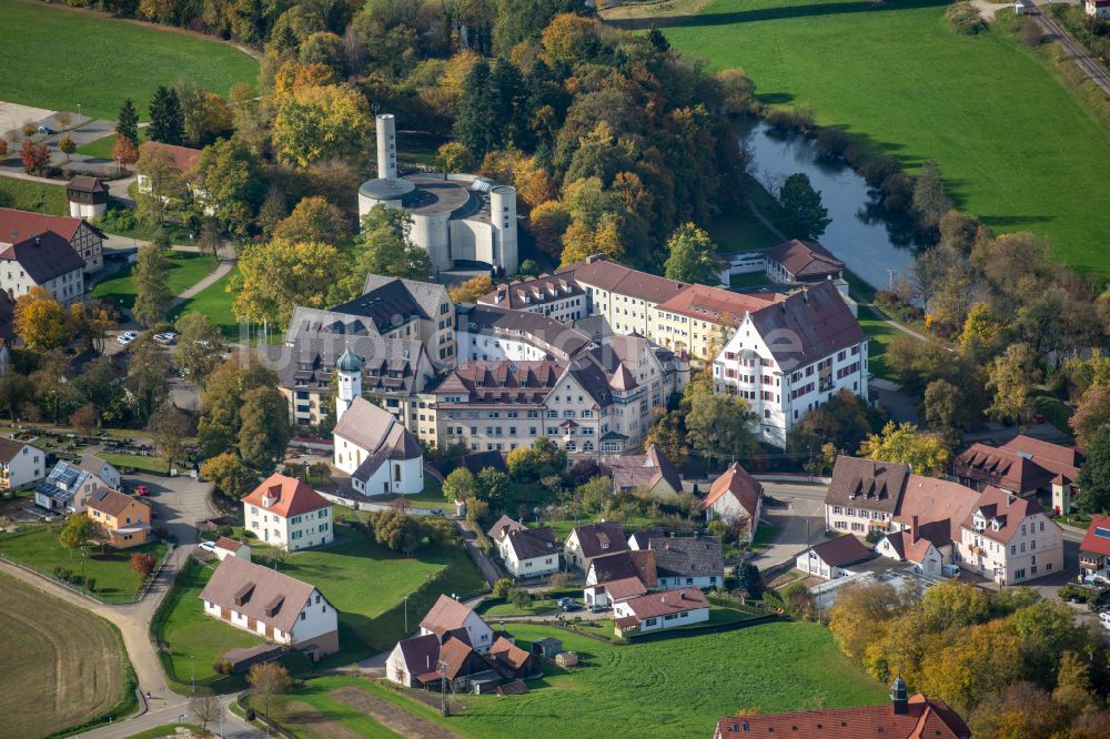 Untermarchtal von oben - Gebäudekomplex des Klosters in Untermarchtal im Bundesland Baden-Württemberg, Deutschland