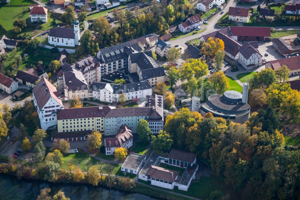 Untermarchtal aus der Vogelperspektive: Gebäudekomplex des Klosters in Untermarchtal im Bundesland Baden-Württemberg, Deutschland