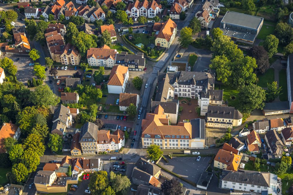 Werl von oben - Gebäudekomplex des Klosters Ursulinenkloster in Werl im Bundesland Nordrhein-Westfalen, Deutschland