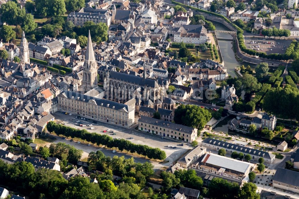 Vendome aus der Vogelperspektive: Gebäudekomplex des Klosters in Vendome in Centre-Val de Loire, Frankreich