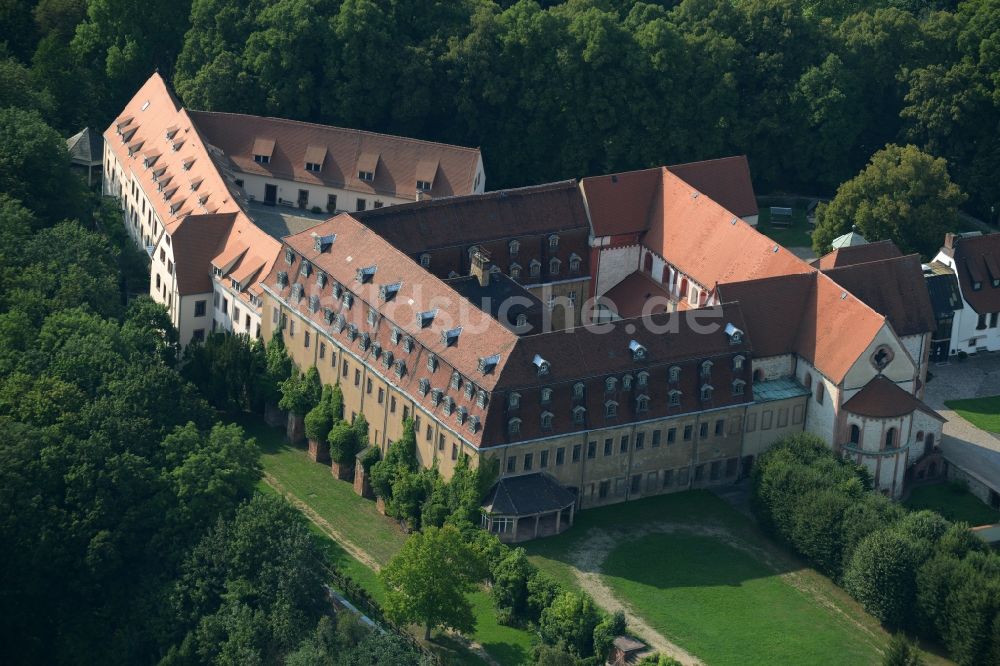 Wechselburg von oben - Gebäudekomplex des Klosters in Wechselburg im Bundesland Sachsen