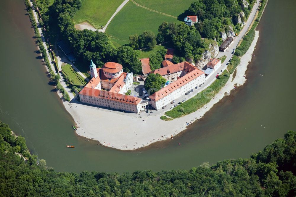 Weltenburg von oben - Gebäudekomplex des Klosters in Weltenburg im Bundesland Bayern, Deutschland
