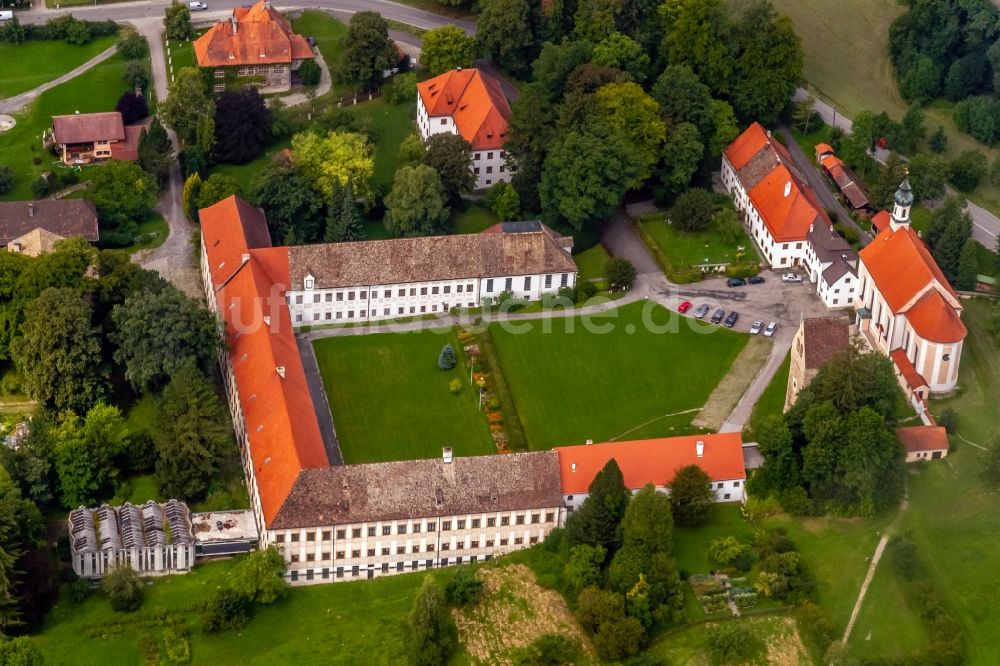 Wessobrunn von oben - Gebäudekomplex des Klosters in Wessobrunn im Bundesland Bayern, Deutschland