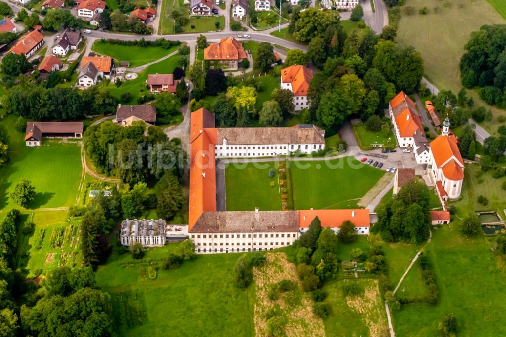 Wessobrunn aus der Vogelperspektive: Gebäudekomplex des Klosters in Wessobrunn im Bundesland Bayern, Deutschland