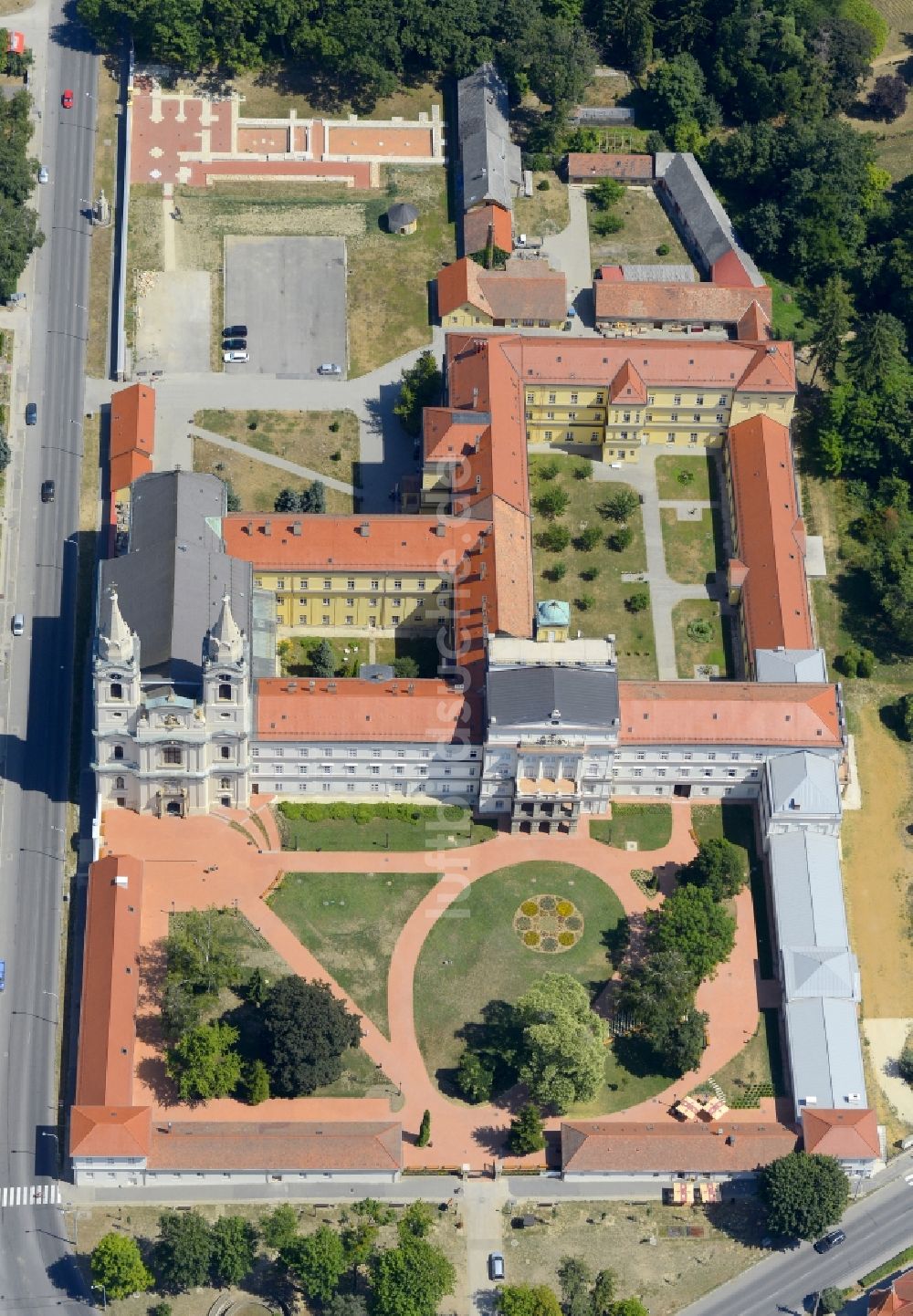 Luftbild Zirc - Gebäudekomplex des Klosters in Zirc in Wesprim, Ungarn