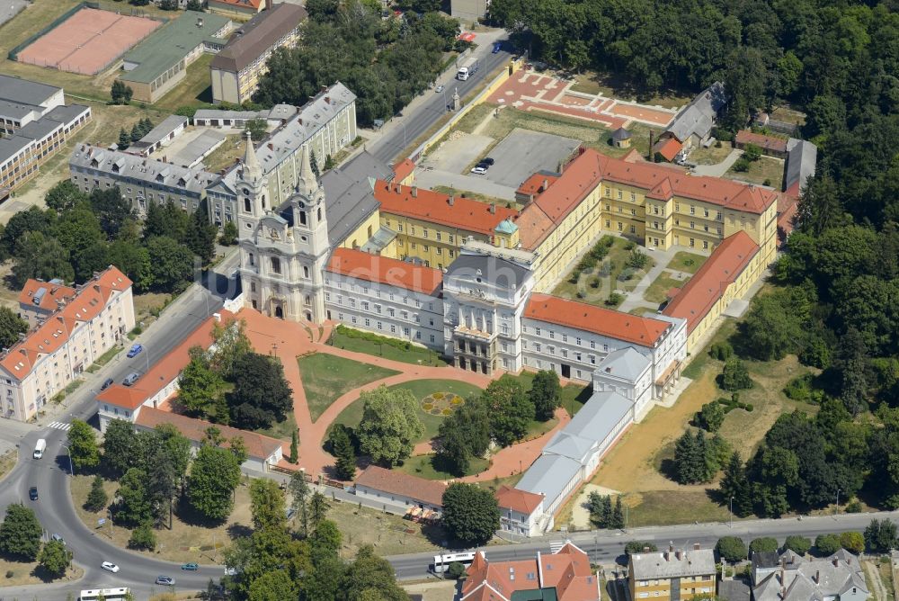Luftaufnahme Zirc - Gebäudekomplex des Klosters in Zirc in Wesprim, Ungarn