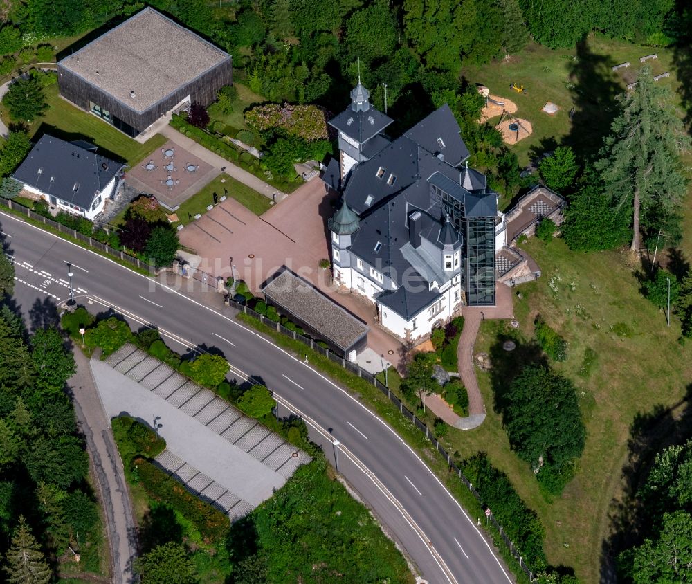 Luftbild Hinterzarten - Gebäudekomplex der lAnlage EnBW Seminar- und Ferienhaus Titisee in Hinterzarten im Bundesland Baden-Württemberg, Deutschland