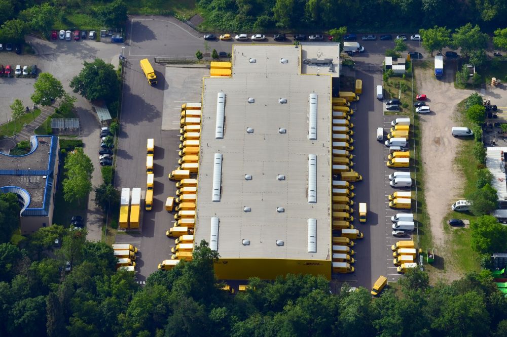 Luftbild Freiburg im Breisgau - Gebäudekomplex und Logistikzentrum DHL Auslieferungslager an der Einsteinstraße in Freiburg im Breisgau im Bundesland Baden-Württemberg, Deutschland