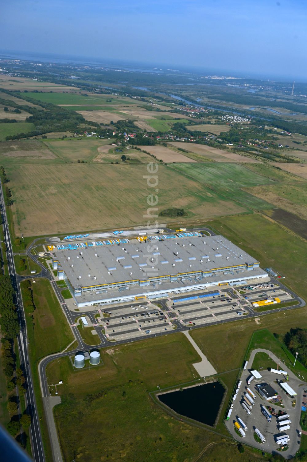 Kolbaskowo aus der Vogelperspektive: Gebäudekomplex und Logistikzentrum auf dem Gelände Amazon SZZ1 in Kolbaskowo in Woiwodschaft Westpommern, Polen
