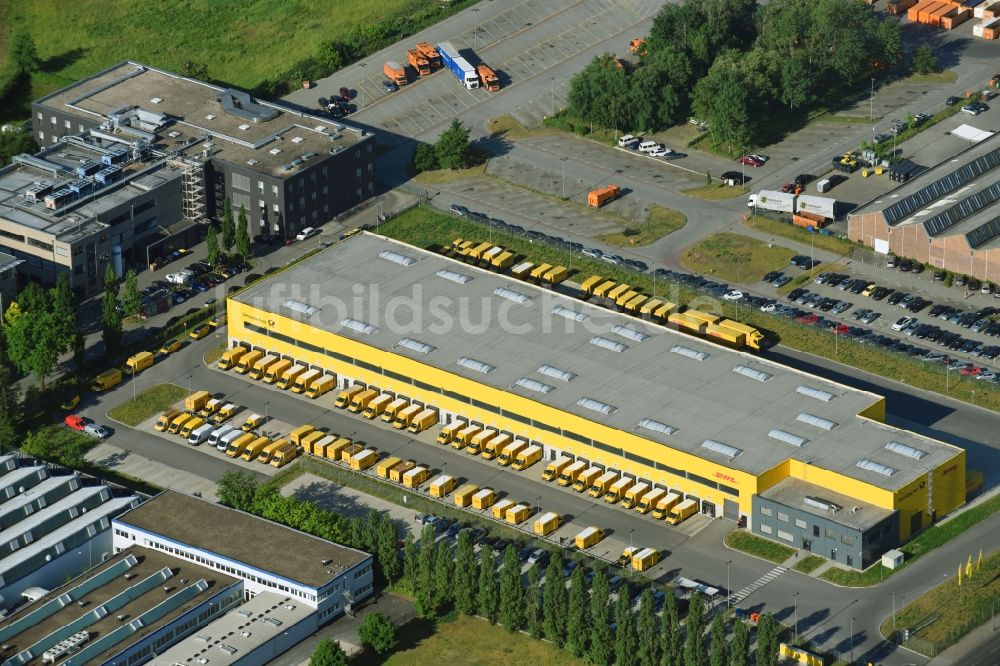 Luftbild Berlin - Gebäudekomplex und Logistikzentrum auf dem Gelände Deutsche Post - DHL Mech.ZB BRITZ an der Gradestraße im Ortsteil Bezirk Neukölln in Berlin, Deutschland