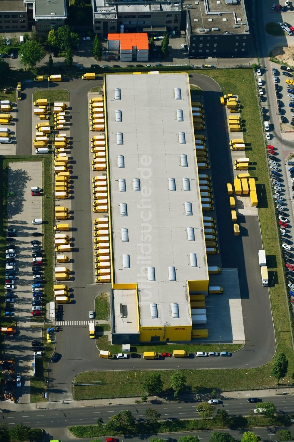 Luftaufnahme Berlin - Gebäudekomplex und Logistikzentrum auf dem Gelände Deutsche Post - DHL Mech.ZB BRITZ im Ortsteil Bezirk Neukölln in Berlin, Deutschland