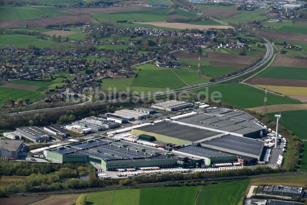Luftbild Halle - Gebäudekomplex und Logistikzentrum auf dem Gelände des Einzelhandelskonzerns Colruyt Group in Halle in Vlaanderen, Belgien