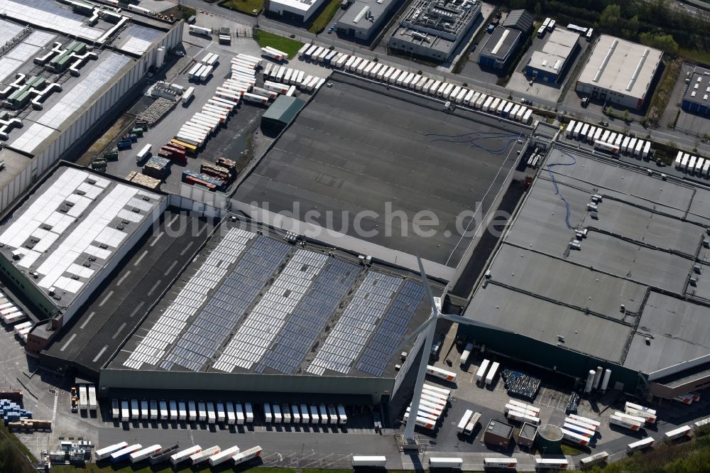 Halle von oben - Gebäudekomplex und Logistikzentrum auf dem Gelände des Einzelhandelskonzerns Colruyt Group in Halle in Vlaanderen, Belgien