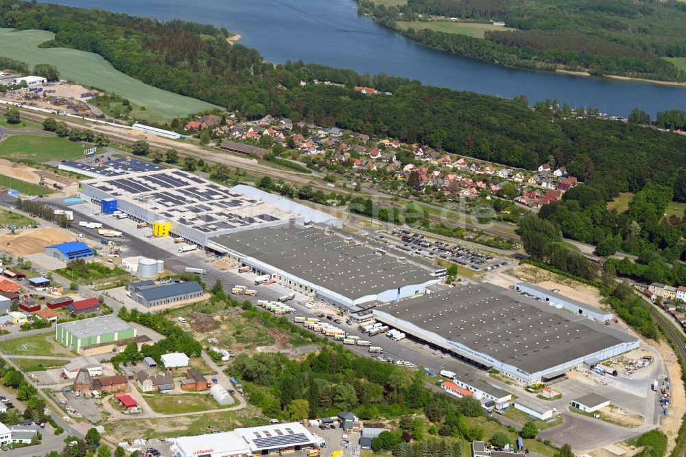 Luftaufnahme Malchow - Gebäudekomplex und Logistikzentrum auf dem Gelände in Malchow im Bundesland Mecklenburg-Vorpommern, Deutschland