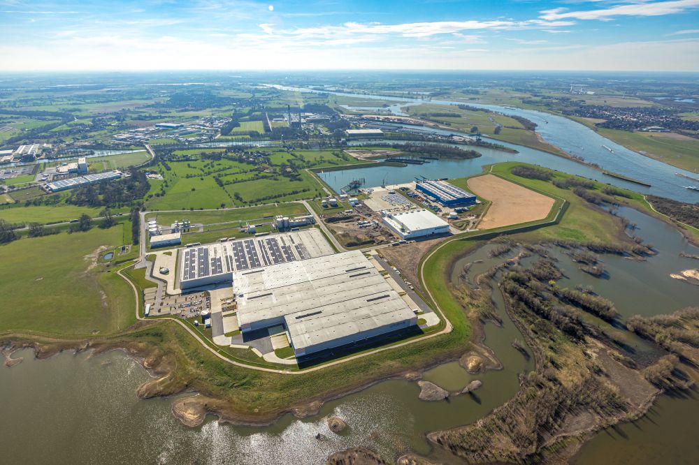Wesel von oben - Gebäudekomplex und Logistikzentrum auf dem Gelände der Rhenus Warehousing Solutions SE & Co. KG in Wesel im Bundesland Nordrhein-Westfalen, Deutschland