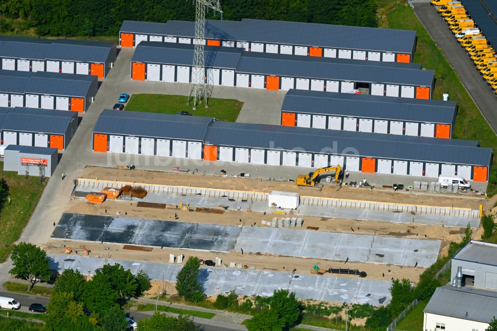 Luftaufnahme Bernau - Gebäudekomplex und Logistikzentrum auf dem Gelände Storage24 in Bernau im Bundesland Brandenburg, Deutschland