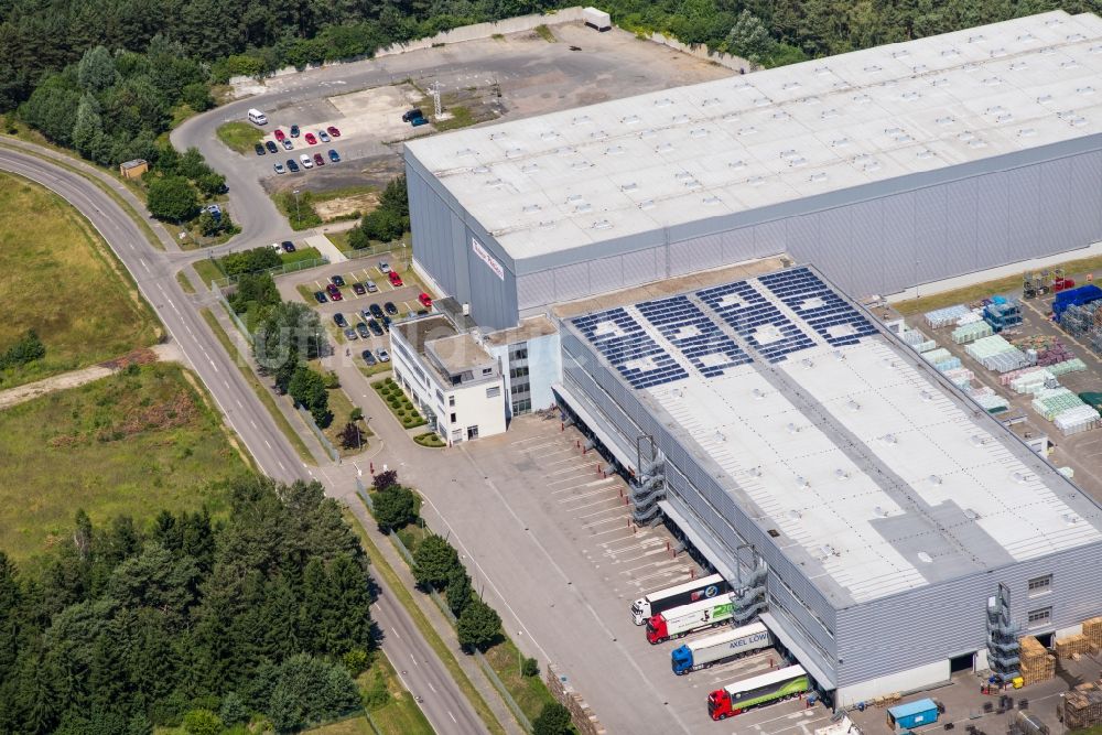 Luftaufnahme Niemegk - Gebäudekomplex und Logistikzentrum auf dem Gelände Thomas Philipps GmbH & Co. KG in Niemegk im Bundesland Brandenburg, Deutschland