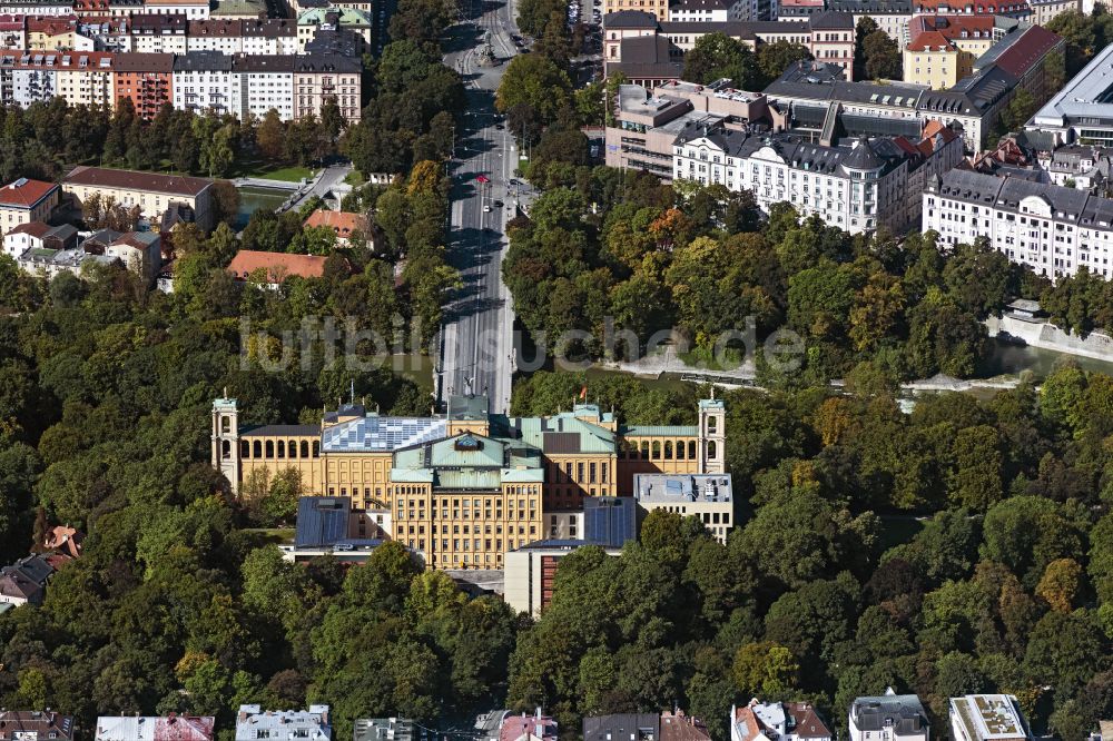 Luftaufnahme München - Gebäudekomplex des Maximilianeum - Bayerischer Landtag - an der Max-Planck-Starße in München im Bundesland Bayern, Deutschland