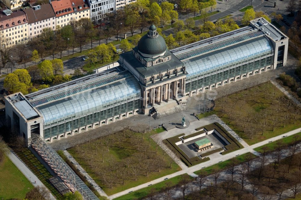 Luftbild München - Gebäudekomplex des Ministerium der Bayerischen Staatskanzlei am Hofgarten in München im Bundesland Bayern, Deutschland