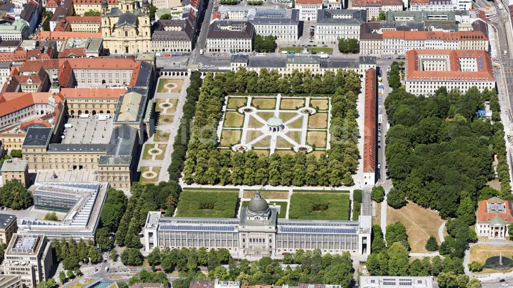 Luftaufnahme München - Gebäudekomplex des Ministerium der Bayerischen Staatskanzlei am Hofgarten in München im Bundesland Bayern, Deutschland