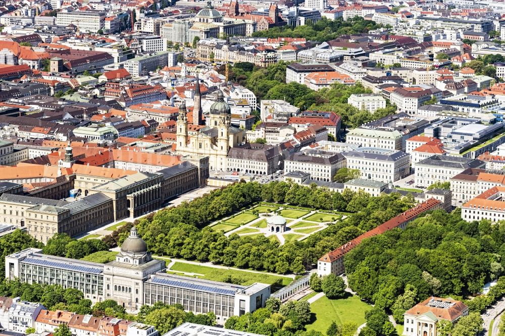 Luftaufnahme München - Gebäudekomplex des Ministerium der Bayerischen Staatskanzlei in München im Bundesland Bayern, Deutschland
