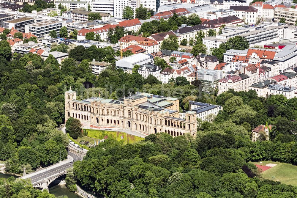 München von oben - Gebäudekomplex des Ministerium Maximilianeum - Bayerischer Landtag in München im Bundesland Bayern, Deutschland