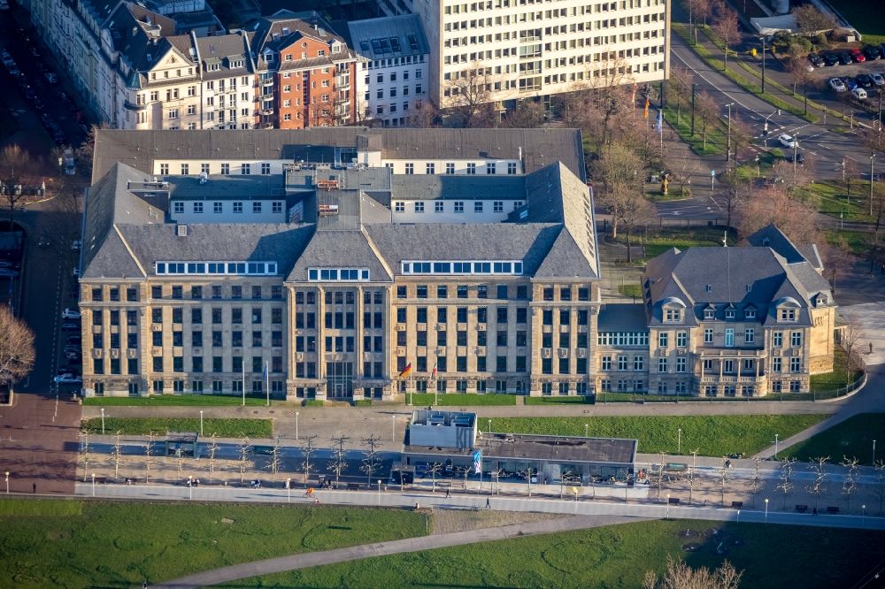 Luftaufnahme Düsseldorf - Gebäudekomplex des Ministerium Staatskanzlei des Landes in Düsseldorf im Bundesland Nordrhein-Westfalen, Deutschland