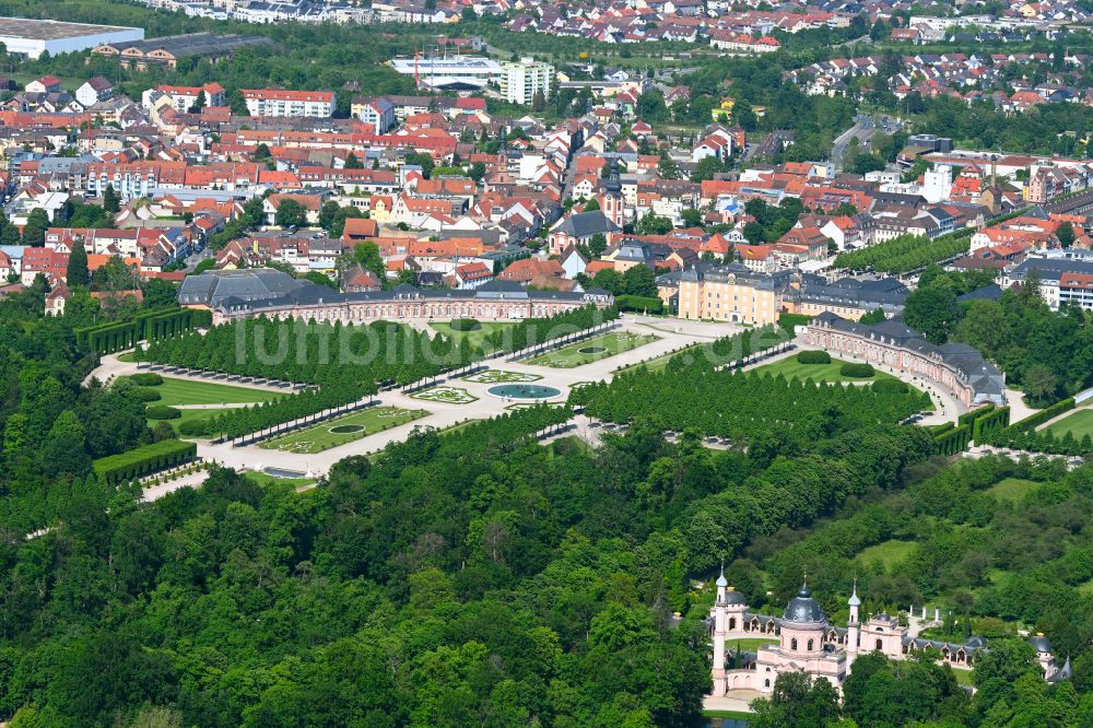 Schwetzingen von oben - Gebäudekomplex der Orangerie Schloss Schwetzingen in Schwetzingen im Bundesland Baden-Württemberg, Deutschland