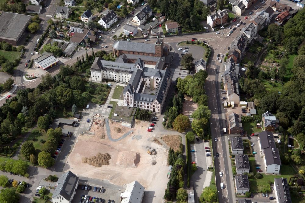 Limburg an der Lahn aus der Vogelperspektive: Gebäudekomplex des Pallotiner- Klosters in Limburg an der Lahn im Bundesland Hessen