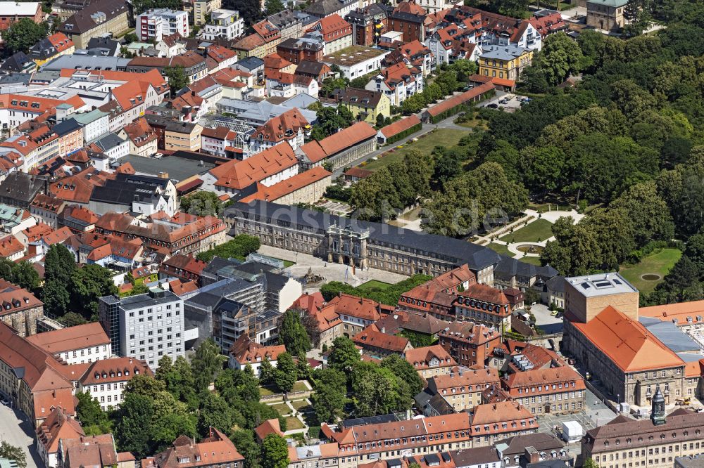 Bayreuth von oben - Gebäudekomplex und Parkanlage des Neuen Schloss an der Ludwigstraße in Bayreuth im Bundesland Bayern, Deutschland