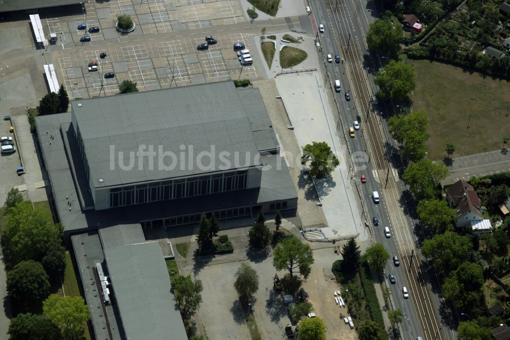 Luftbild Berlin - Gebäudekomplex und Parkplätze am Haupteingang des Sportforums Hohenschönhausen im Ortsteil Alt-Hohenschönhausen im Bezirk Lichtenberg in Berlin