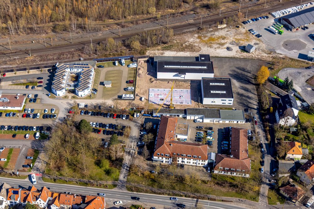 Soest von oben - Gebäudekomplex der Polizei mit Blick auf eine Baustelle am Gelände der Heldt Sauerland KG in Soest im Bundesland Nordrhein-Westfalen, Deutschland