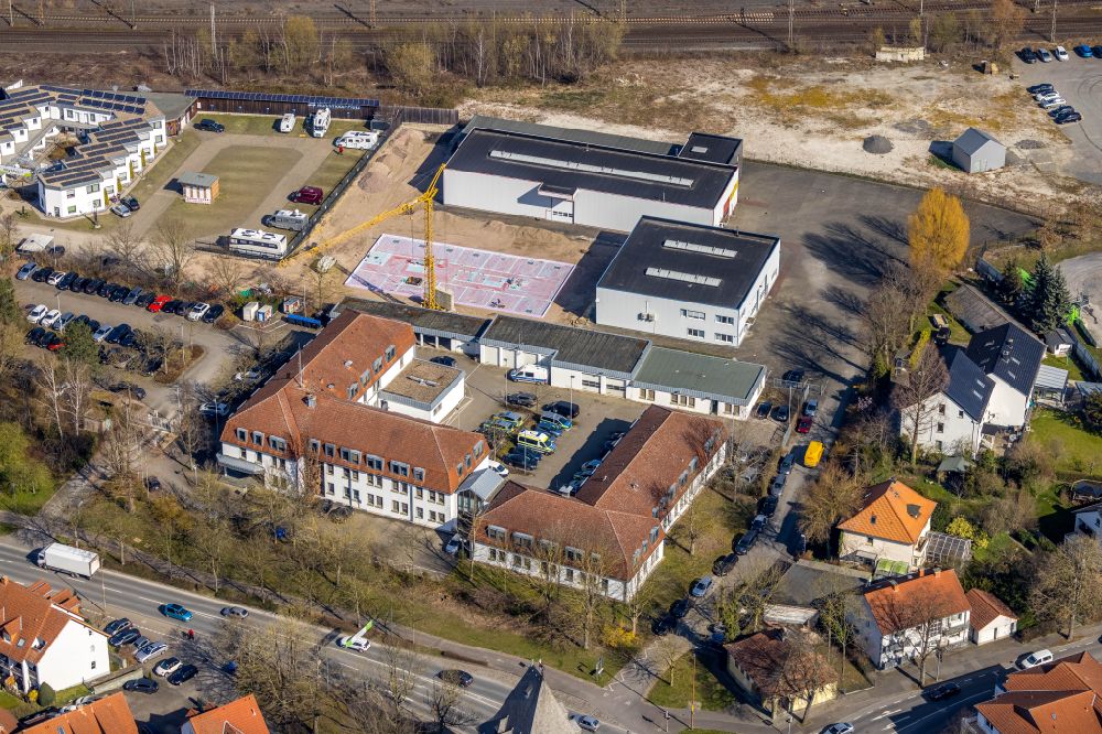 Luftaufnahme Soest - Gebäudekomplex der Polizei mit Blick auf eine Baustelle am Gelände der Heldt Sauerland KG in Soest im Bundesland Nordrhein-Westfalen, Deutschland