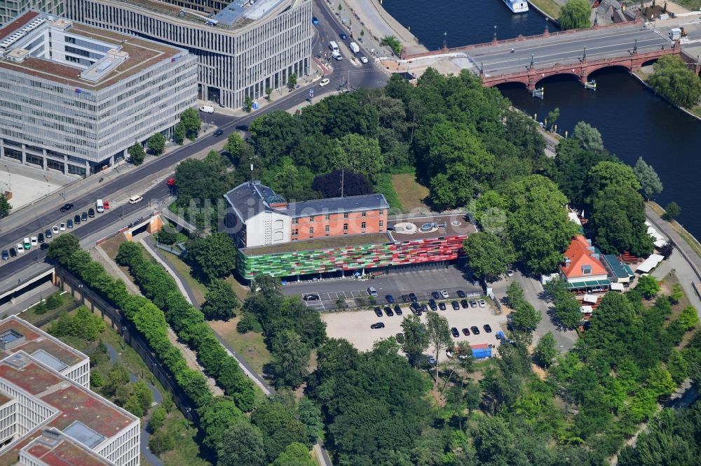 Berlin aus der Vogelperspektive: Gebäudekomplex der Polizei Polizeidirektion 3 - Abschnitt 34 im Ortsteil Moabit in Berlin, Deutschland