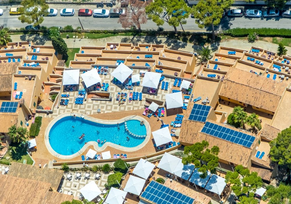 Luftaufnahme Rotes Velles - Gebäudekomplex und Pool der Hotelanlage Club Santa Ponsa in Rotes Velles in Balearische Insel Mallorca, Spanien