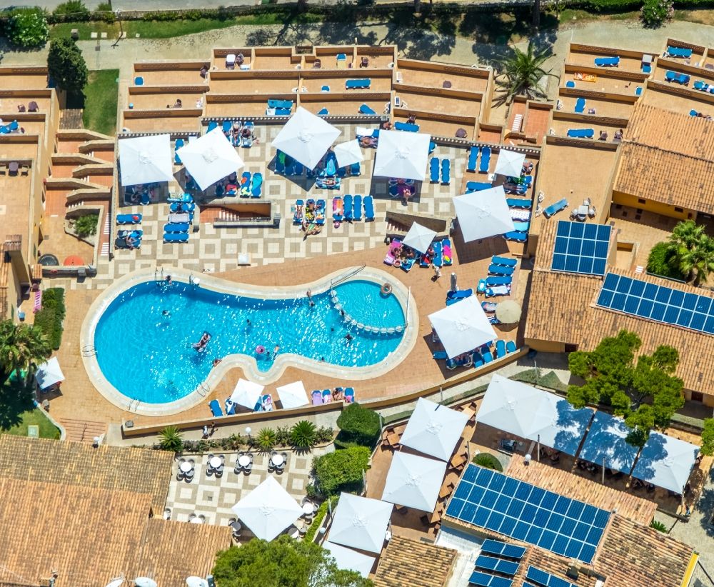 Rotes Velles aus der Vogelperspektive: Gebäudekomplex und Pool der Hotelanlage Club Santa Ponsa in Rotes Velles in Balearische Insel Mallorca, Spanien