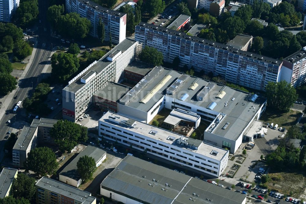 Luftaufnahme Berlin - Gebäudekomplex Presse- und Medienhauses Neues Deutschland am Franz-Mehring-Platz im Ortsteil Friedrichshain in Berlin, Deutschland