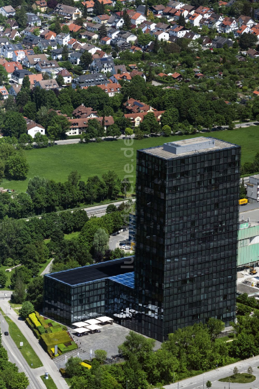München von oben - Gebäudekomplex Presse- und Medienhauses Süddeutscher Verlag in München im Bundesland Bayern, Deutschland