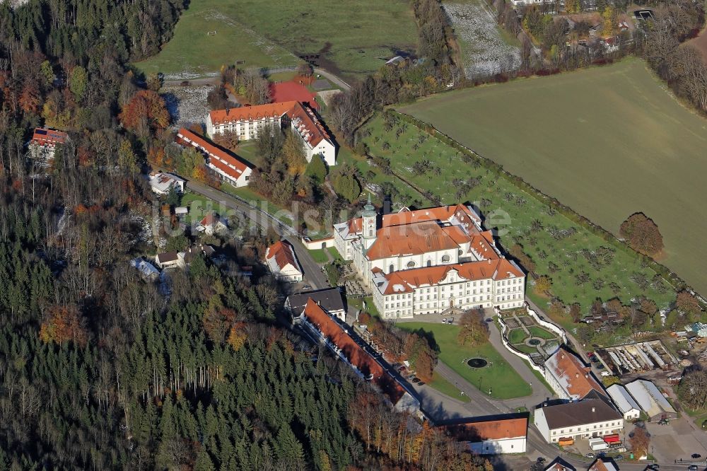 Kloster Schäftlarn von oben - Gebäudekomplex und Prälatengarten des Klosters in Schäftlarn im Bundesland Bayern